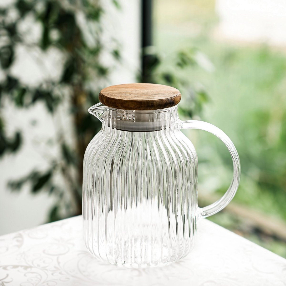 Almina Karaf/Schenkkan met Schenktuit - 1,5 Liter – Glas met Acaciahout Deksel - Geribbeld Design - TEKZEN