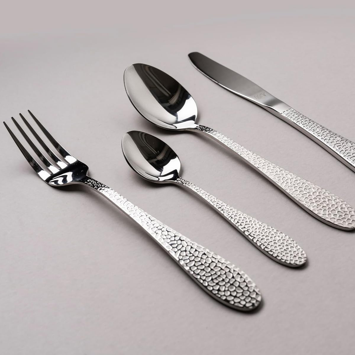 Kadirelli Bestekset - 24 - delig - Zilver - 6 - Persoons - Gehamerd Handvat - TEKZEN