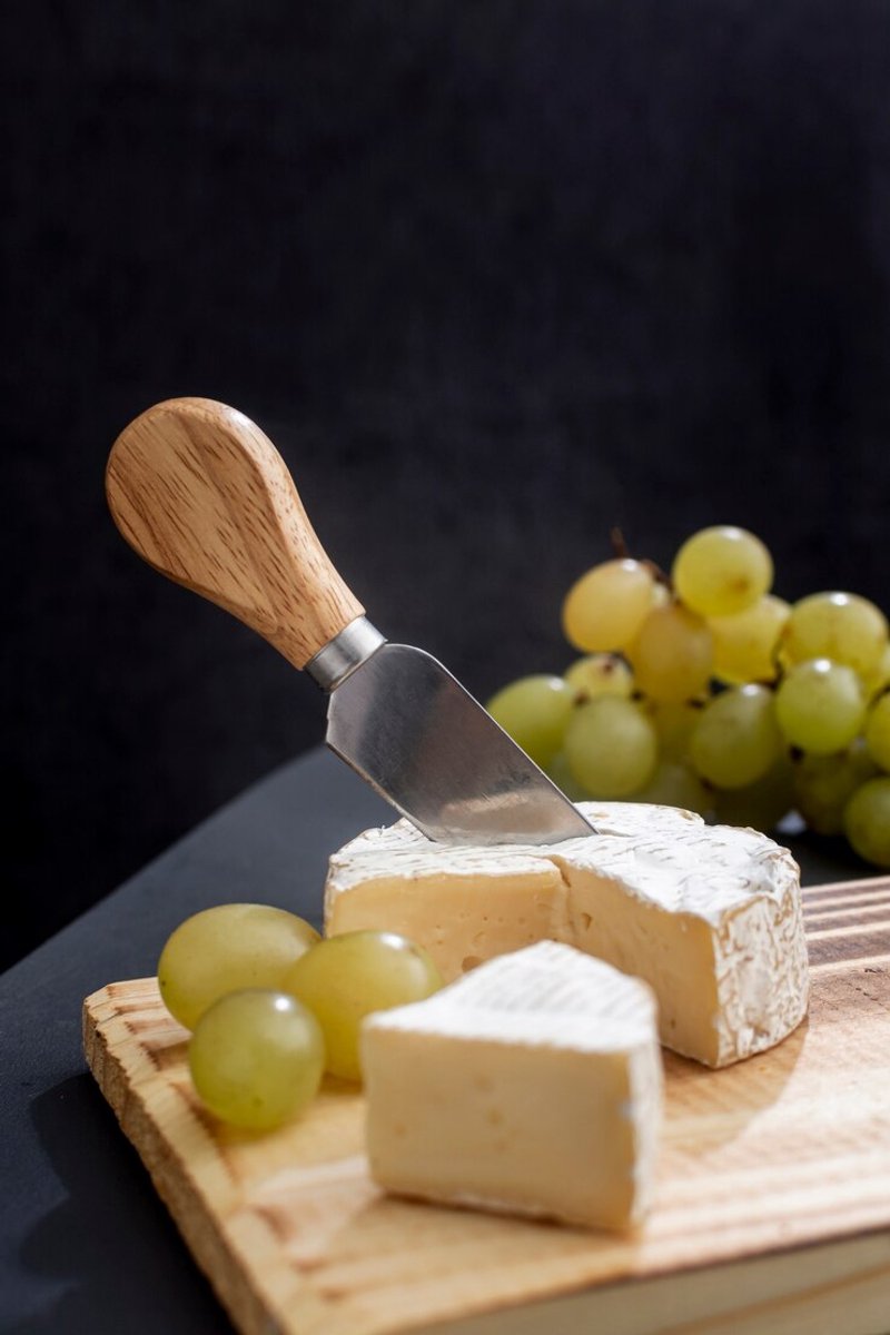 Cheffinger Cheese Board with 2 Cheese Knives - Bamboo - Cheese Board - Serving Board