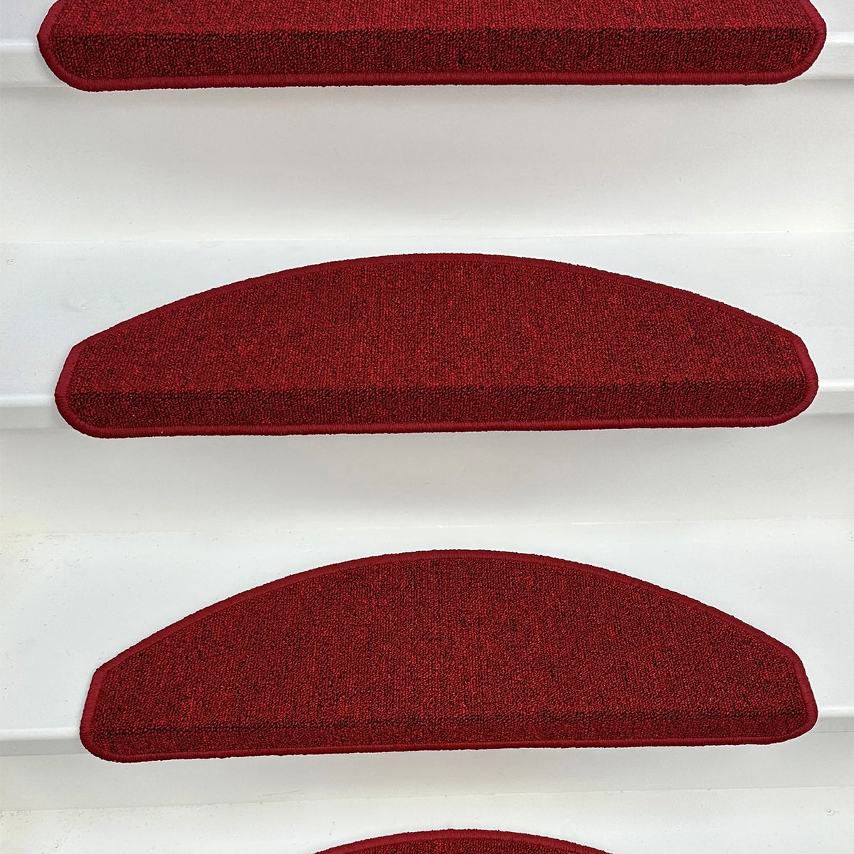 MONOO Trapmatten Set - Rood - 15 Stuks - 56x17x3cm - Zelfklevende Halve Maantjes voor Trap