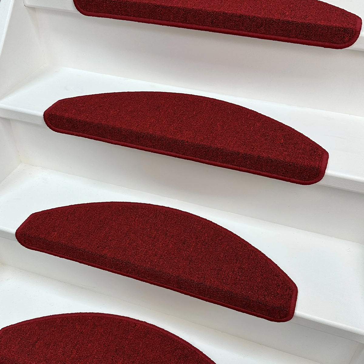 MONOO Trapmatten Set - Rood - 15 Stuks - 56x17x3cm - Zelfklevende Halve Maantjes voor Trap